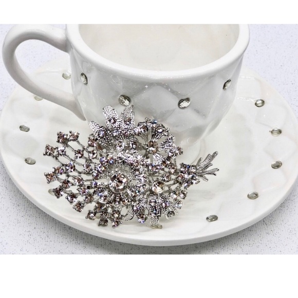 Accessories - 🎀Flower Bouquet Crystal Brooch